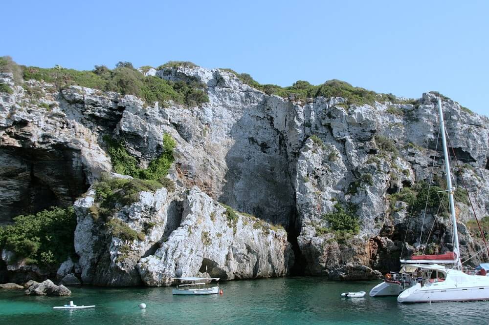 De superbes falaises autour de la crique de Cales Coves