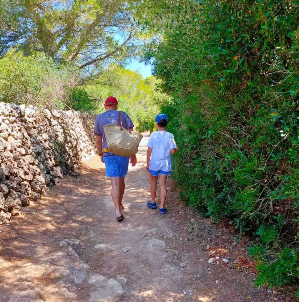 le sentier Cami de Cavalls menant à la crique de Rafalet