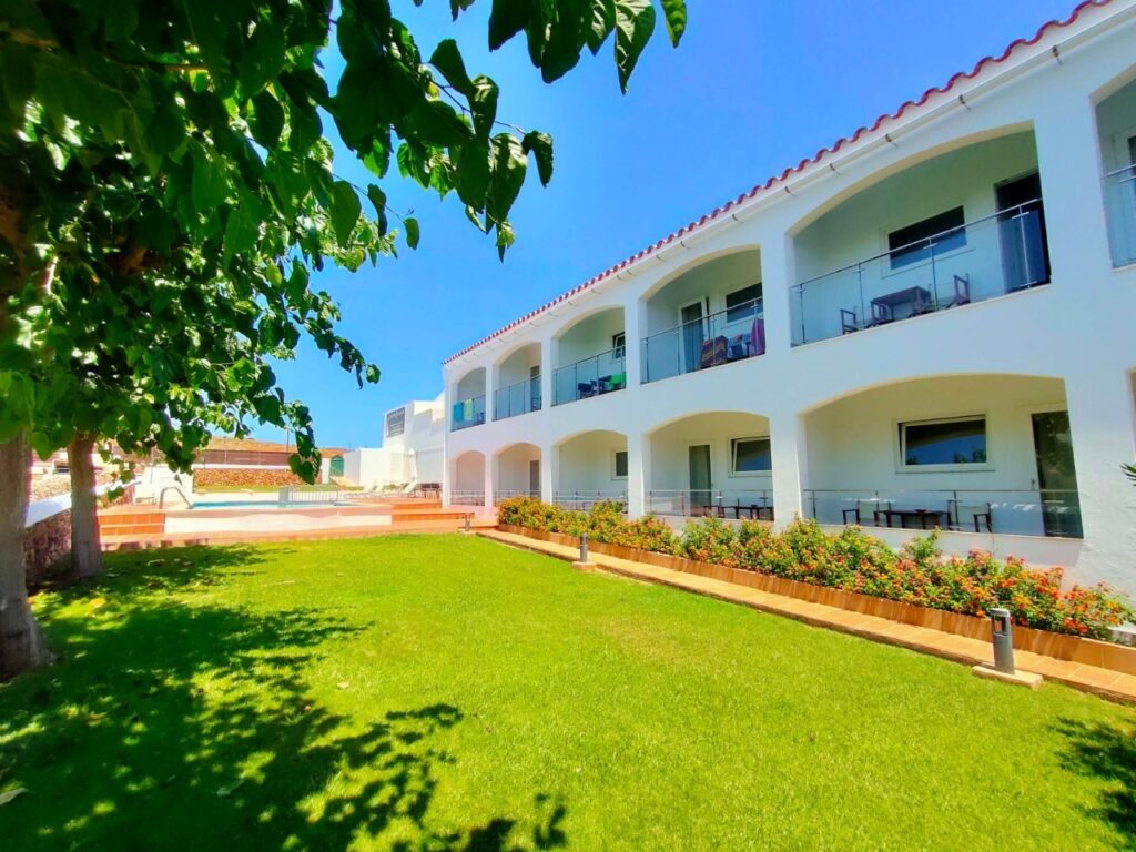 Jardin tranquille Hostal La Palma à Fornells